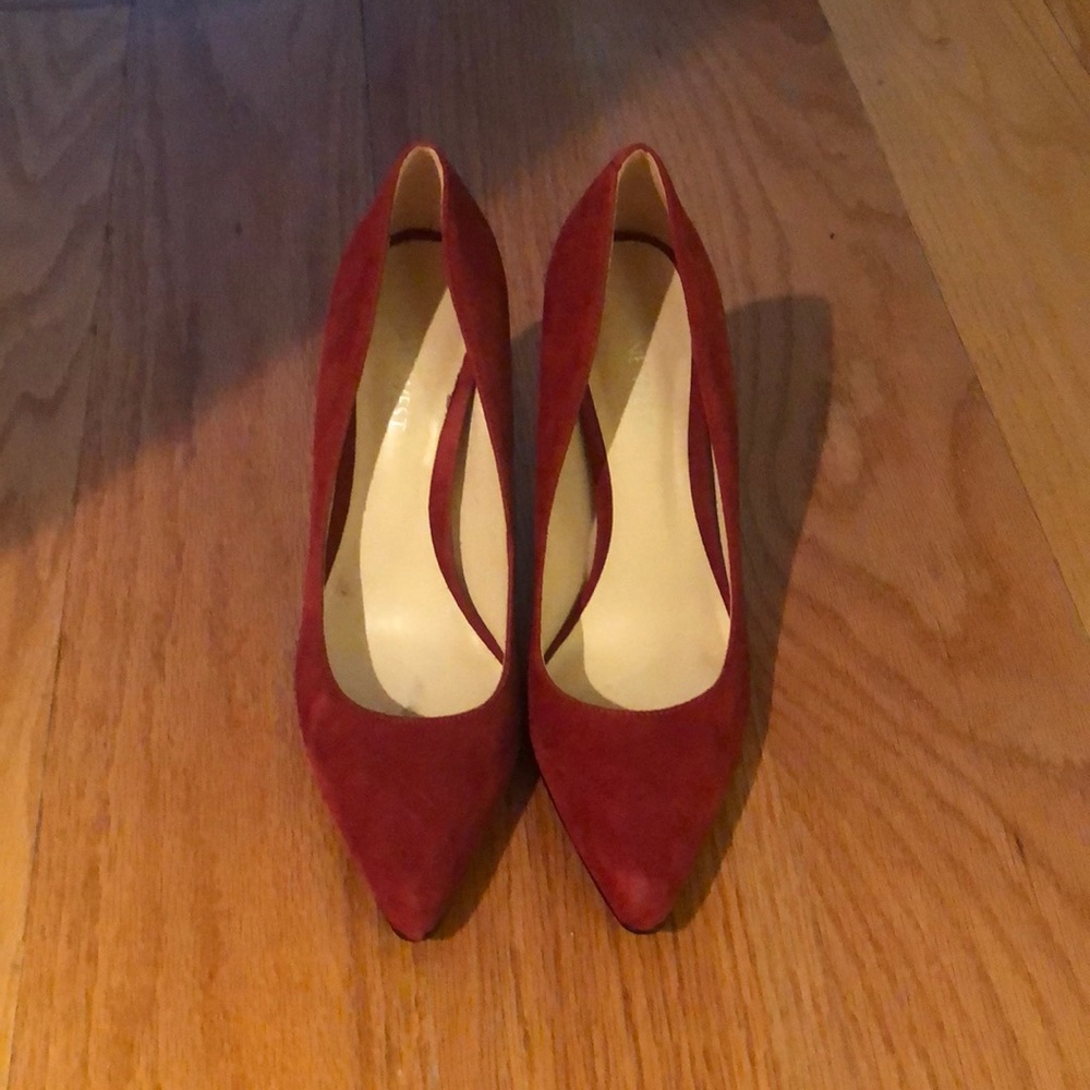 ⭐️⭐️Nine West Red Suede 👠